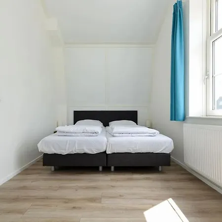 Vakantiehuis Luxurious 8-persons Bungalow With Lake View Uitdam