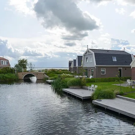 Vakantiehuis Luxurious 8-persons Bungalow With Lake View Uitdam