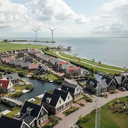 Vakantiehuis Luxurious 8-persons Bungalow With Lake View