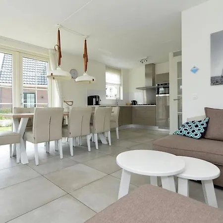 Vakantiehuis Luxurious 8-persons Bungalow With Lake View Uitdam