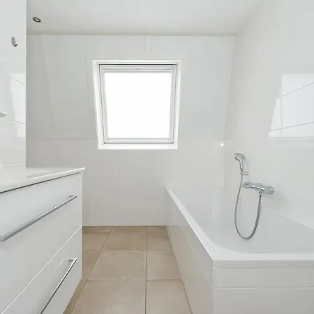 Vakantiehuis Luxurious 8-persons Bungalow With Lake View