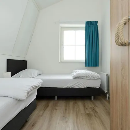 Luxurious 8-persons Bungalow With Lake View Vakantiehuis Uitdam