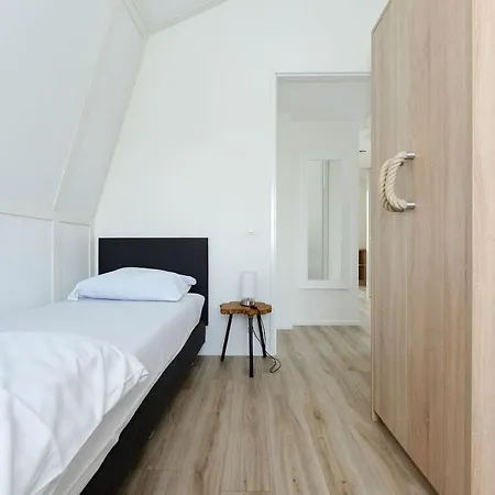 Luxurious 8-persons Bungalow With Lake View Vakantiehuis