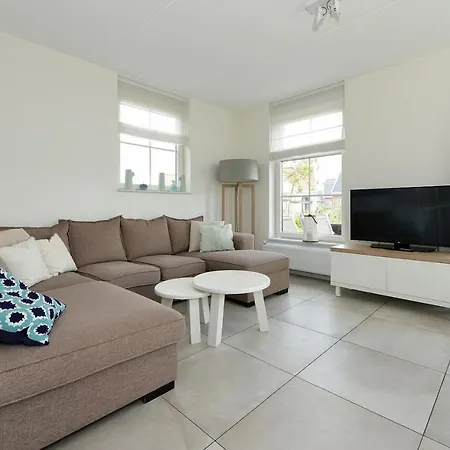 Vakantiehuis Luxurious 8-persons Bungalow With Lake View